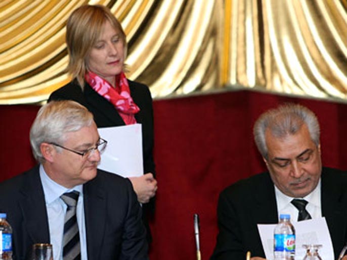وزير النفط الأسبق خلال التوقيع مع شل وميتسوبيشي (2011)