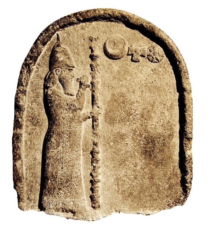 لوح من البازلت بارتفاع 22 انج  يصور ملك بابل نابونوئيد (حكم من 556-539 قبل الميلاد)