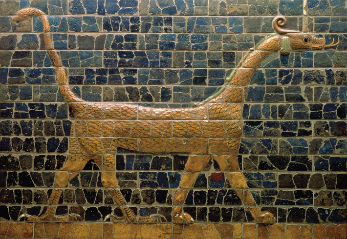 لوح من بوابة عشتار يصور مخلوقا أسطوريا يشبه التنين ويرتبط بمردوخ الإله الرئيسي لبابل